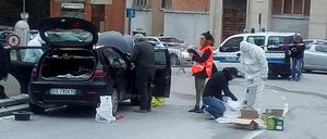 Spurensicherung am Fahrzeug des Täters.