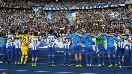 Die Mannschaft von Hertha BSC bedankt sich nach dem ersten Spiel der Saison 2017/18 bei den Fans.
