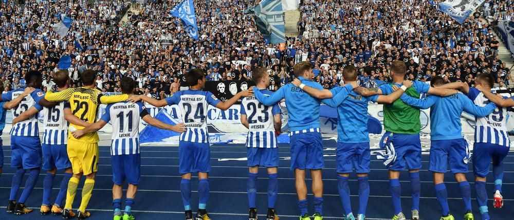 Die Mannschaft von Hertha BSC bedankt sich nach dem ersten Spiel der Saison 2017/18 bei den Fans.