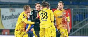 Alle gegen einen. Die Berliner waren nach dem Schlusspfiff ziemlich sauer auf Schiri Tobias Reichel.