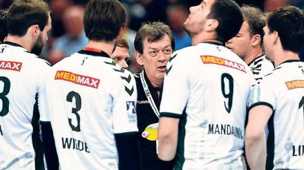 Umringt und gefragt. Velimir Petkovic, Trainer, Psychologe, Moderator. So umreißt Füchse-Trainer Velimir Petkovic sein Aufgabengebiet.