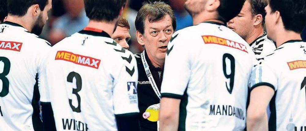 Umringt und gefragt. Velimir Petkovic, Trainer, Psychologe, Moderator. So umreißt Füchse-Trainer Velimir Petkovic sein Aufgabengebiet.