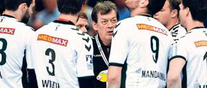 Umringt und gefragt. Velimir Petkovic, Trainer, Psychologe, Moderator. So umreißt Füchse-Trainer Velimir Petkovic sein Aufgabengebiet.