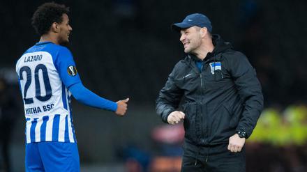 Schön, dass du da bist! Herthas Trainer Pal Dardai freut sich über den Esprit, den Valentino Lazaro immer wieder mal auf den Platz zaubert. 