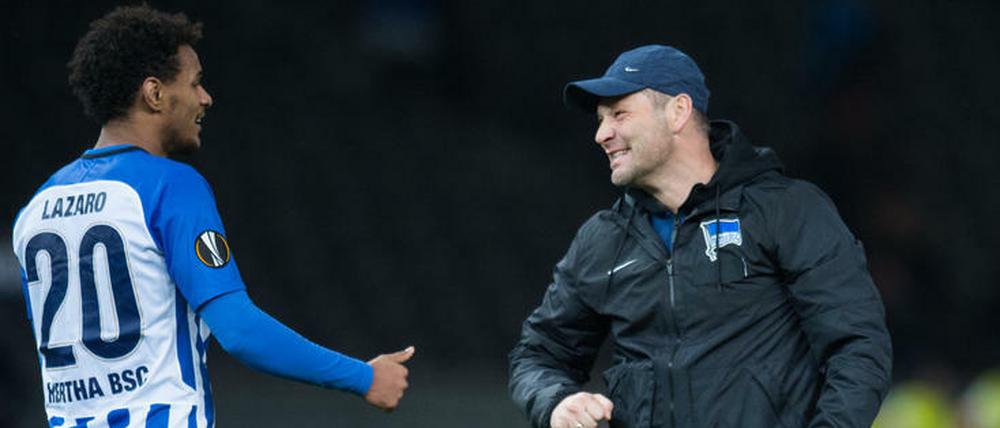 Schön, dass du da bist! Herthas Trainer Pal Dardai freut sich über den Esprit, den Valentino Lazaro immer wieder mal auf den Platz zaubert.