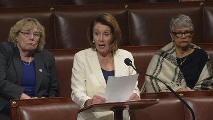 US-Demokratin Nancy Pelosi (Mitte) hielt die längste Rede in der Geschichte des US-Repräsentantenhauses in über 100 Jahren.