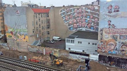 Arbeiten haben begonnen. Ein Bagger gräbt bereits das Erdreich an der Uhlandstraße 187 um.