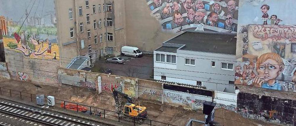 Arbeiten haben begonnen. Ein Bagger gräbt bereits das Erdreich an der Uhlandstraße 187 um.