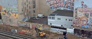 Arbeiten haben begonnen. Ein Bagger gräbt bereits das Erdreich an der Uhlandstraße 187 um.