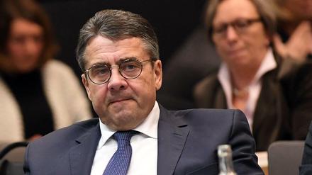 Sigmar Gabriel (SPD), Außenminister, an der Sitzung im Fraktionssaal im Bundestag.