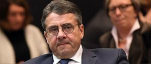 Sigmar Gabriel (SPD), Außenminister, an der Sitzung im Fraktionssaal im Bundestag. 