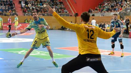 Raphael Caucheteux (l) von von Saint Raphael Var Handball wirft gegen den Berliner Silvio Heinevetter (r). 