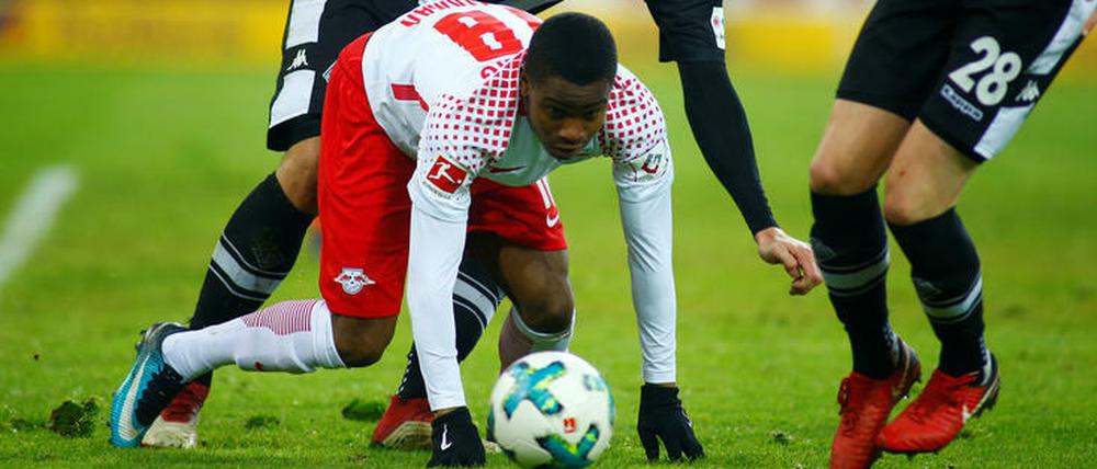 Stolpern und siegen. Ademola Lookman fremdelte mit dem rutschigen Platz, aber im entscheidenden Augenblick war er zur Stelle.