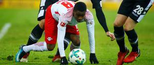 Stolpern und siegen. Ademola Lookman fremdelte mit dem rutschigen Platz, aber im entscheidenden Augenblick war er zur Stelle.