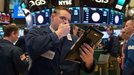 Ein Trader an der New York Stock Exchange am Montagabend, als der Dow Jones einbrach.