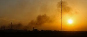 Rauchwolken steigen über Sakarib auf.