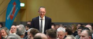 Jörg Urban geht nach seiner Vorstellung auf dem Landesparteitag der AfD Sachsen durch die Reihen der Delegierten. 