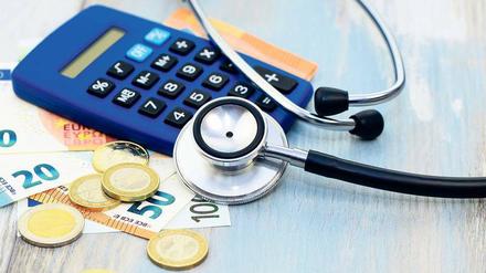 Geld für die Gesundheit: Eine Krankenversicherung braucht jeder. Aber welcher Anbieter ist der richtige? Das ist nicht nur eine Frage des Preises. Man sollte auch auf die Leistungen schauen, die die Kasse bietet. 