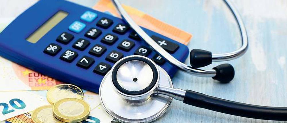 Geld für die Gesundheit: Eine Krankenversicherung braucht jeder. Aber welcher Anbieter ist der richtige? Das ist nicht nur eine Frage des Preises. Man sollte auch auf die Leistungen schauen, die die Kasse bietet. 
