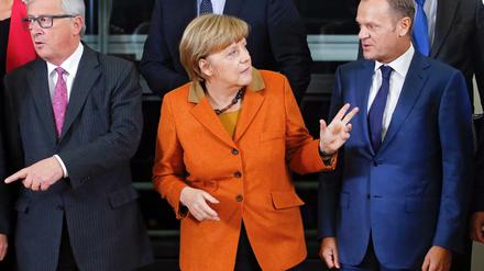 Unterschiedliche Sichtweise. EU-Kommissionschef Juncker (links), Kanzlerin Merkel und Ratspräsident Tusk im Oktober 2015.