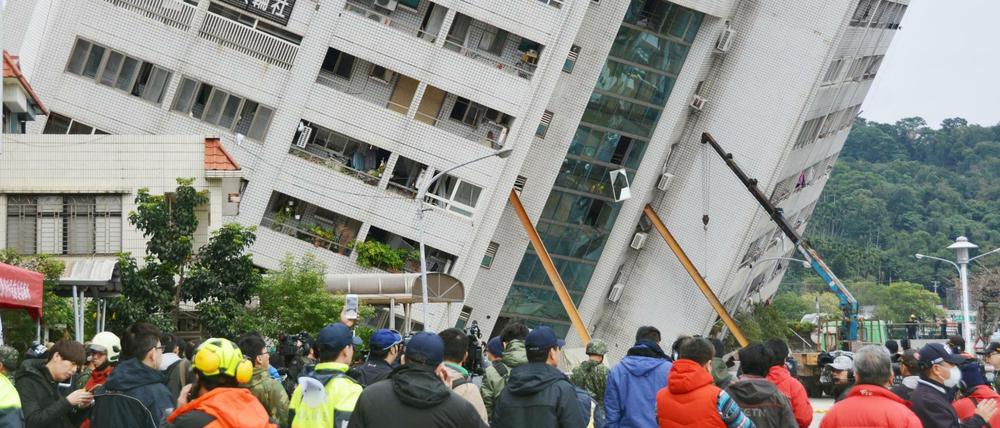 Erdbeben auf Taiwan: Stahlträger stützen ein Gebäude in Hualien. 