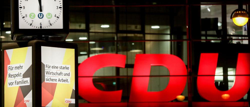 Kurz vor Zwölf - und später: Bis in den Morgen verhandelten Union und SPD in der CDU-Parteizentrale.