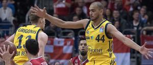 Die Berliner Marius Grigonis (links) und Stefan Peno lassen Bambergs Nicolaos Zisis wenig Platz.