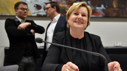 Eva Högl (SPD) kommt zur Sitzung in den Fraktionssaal im Bundestag.