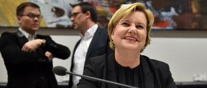 Eva Högl (SPD) kommt zur Sitzung in den Fraktionssaal im Bundestag. 
