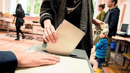 Bei der Stimmabgabe geht es noch analog zu. Später kam es bei Wahlauszählung 2017 zu IT-Problemen.