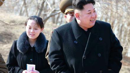Kim Jong Un und seine Schwester Kim Yo Jong während ihres Besuchs in einer Militäreinheit in Nordkorea. 