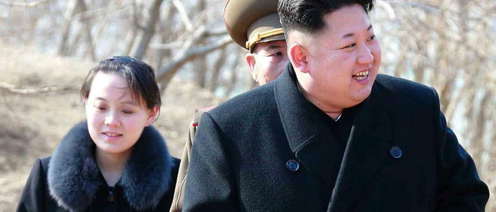 Kim Jong Un und seine Schwester Kim Yo Jong während ihres Besuchs in einer Militäreinheit in Nordkorea. 