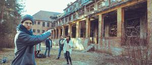 Theo und ein paar andere YouTuber wollen den Grusel der Heilstätten mit ihren Fans teilen – bald bereuen sie es.