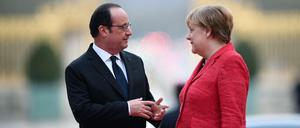 Der ehemalige französische Präsident Francois Hollande mit Angela Merkel in Versailles.