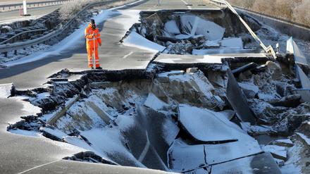 Vermesser vom Landesamt für Straßenbau und Verkehr scannen die abgesackte Ostseeautobahn bei Tribsees.