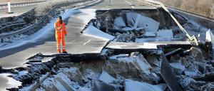 Vermesser vom Landesamt für Straßenbau und Verkehr scannen die abgesackte Ostseeautobahn bei Tribsees.