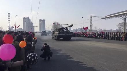 Militärfahrzeuge in den Straßen von Pjöngjang.