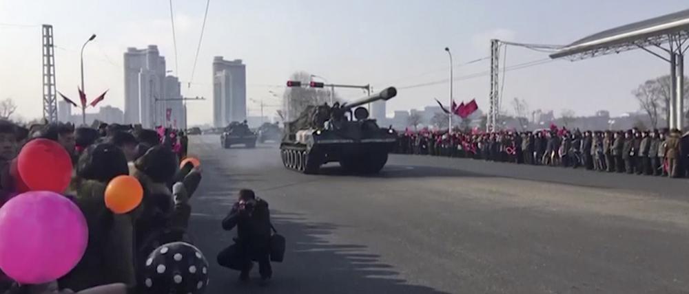 Militärfahrzeuge in den Straßen von Pjöngjang.