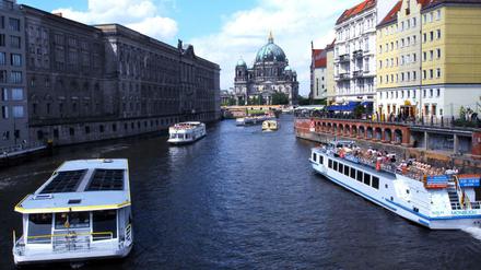 Die Spree von der Mühlendammbrücke fotografiert.