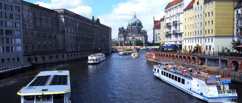 Die Spree von der Mühlendammbrücke fotografiert.