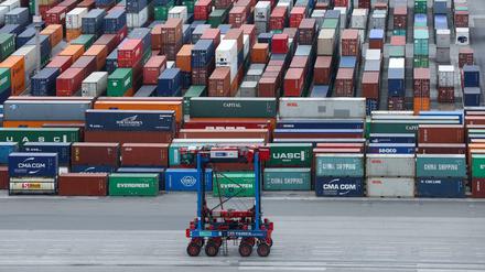 Container-Lagerplatz am Hamburger Hafen. Deutsche Exporte in alle Welt brummen.