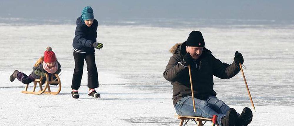 Riskanter Spaß. Trotz Warnungen trauen sich Familien auf das Eis – wie hier auf dem Kölpinsee bei Waren (Müritz) in Mecklenburg.