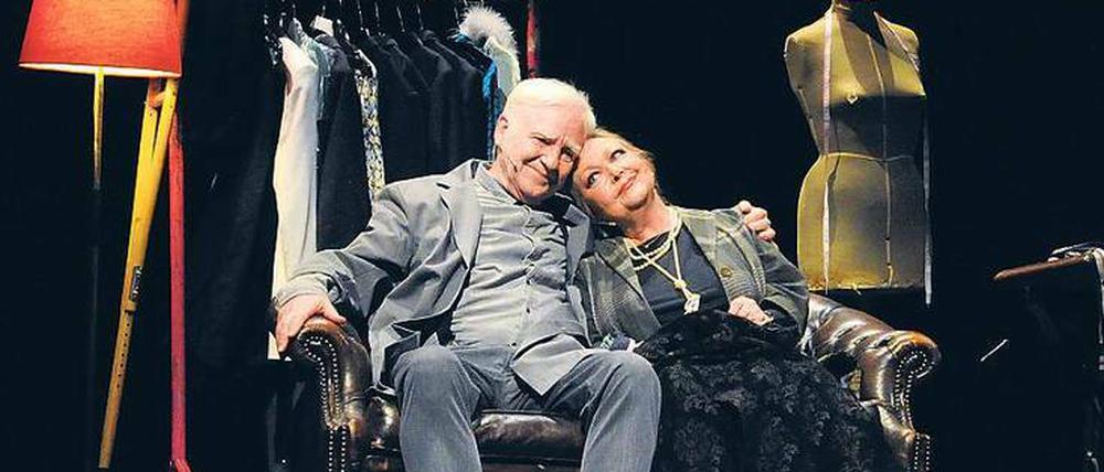 Gutes Sitzfleisch. Das beherzte Garderobierenpaar, gespielt von Barbara Schöne und Holger Franke, will sich vom Theater am Ku'damm nicht vertreiben lassen.