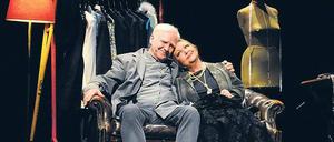 Gutes Sitzfleisch. Das beherzte Garderobierenpaar, gespielt von Barbara Schöne und Holger Franke, will sich vom Theater am Ku'damm nicht vertreiben lassen.