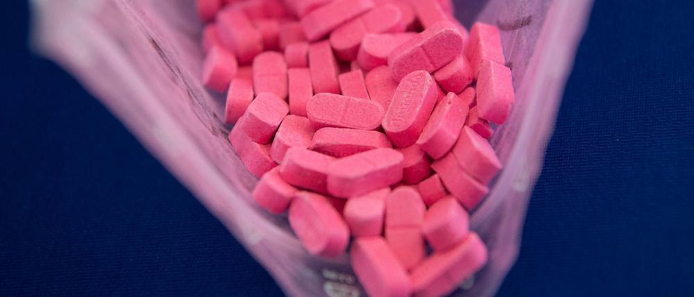 Wie eine bestimmte Pille wirkt, könnte mit Drugchecking in den Clubs geprüft werden - rechtlich ist das aber schwierig.