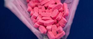 Wie eine bestimmte Pille wirkt, könnte mit Drugchecking in den Clubs geprüft werden - rechtlich ist das aber schwierig.