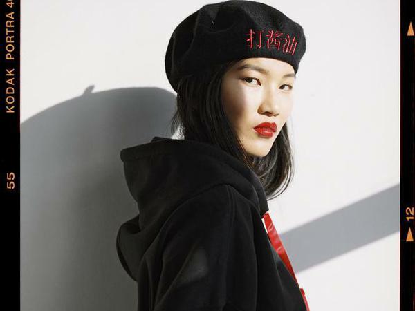 Im März bringen sie ihr drittes Produkt heraus: einen Kapuzenpullover mit chinesischen Schriftzügen und Fransenquasten.