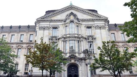 Kriminaltechniker prüfen nun den Inhalt des Päckchens.