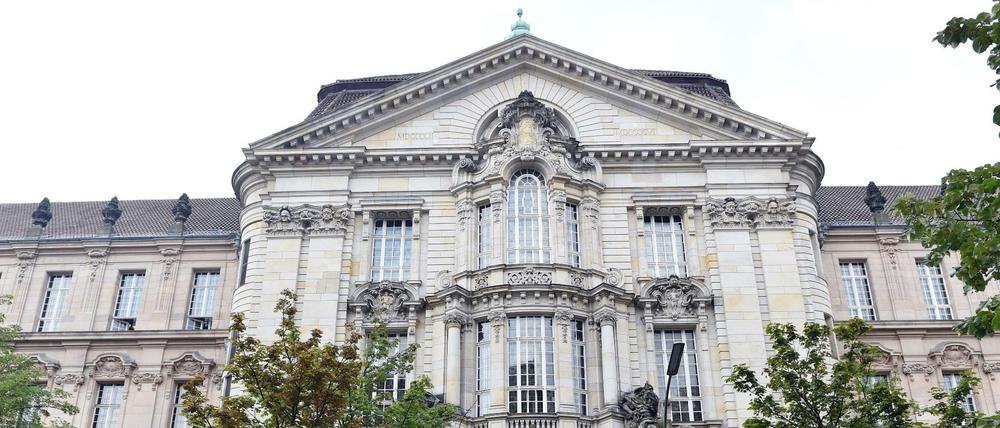 Kriminaltechniker prüfen nun den Inhalt des Päckchens.