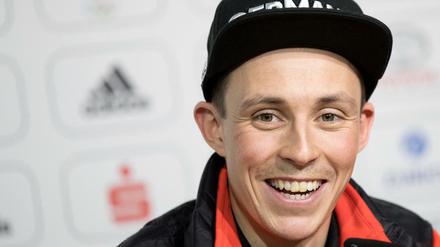 Hat gut lachen. Eric Frenzel trägt am Freitag die deutsche Fahne.